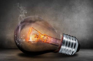 Energia electrică se vinde la preț negativ mâine în România, timp de opt ore. Importăm masiv energie din Vest, aproape toată ziua