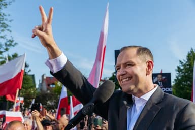 Cine este Karol Nawrocki, naționalistul admirator al lui Trump care a câştigat alegerile prezidenţiale din Polonia
