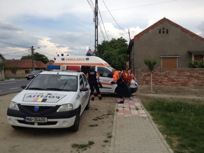 Tânără de 19 ani își înjunghie partenerul mamei într-un scandal casnic devenit violent în Cenad