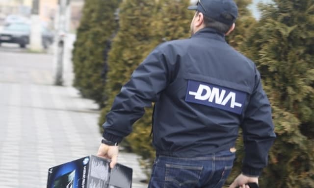  Angajată de liceu anchetată pentru deturnarea a 100.000 de euro din fonduri europene
