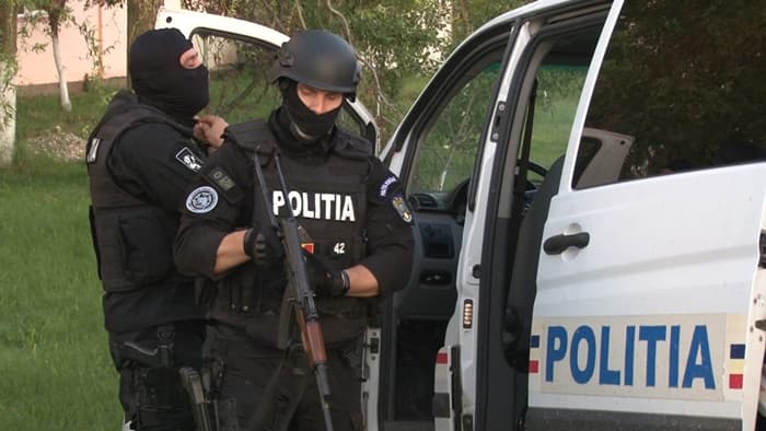  Rețea de Traficanți Capturată la Arad cu Oferte Diverse de Droguri - Descoperiri Surpriză în 22 de Percheziții