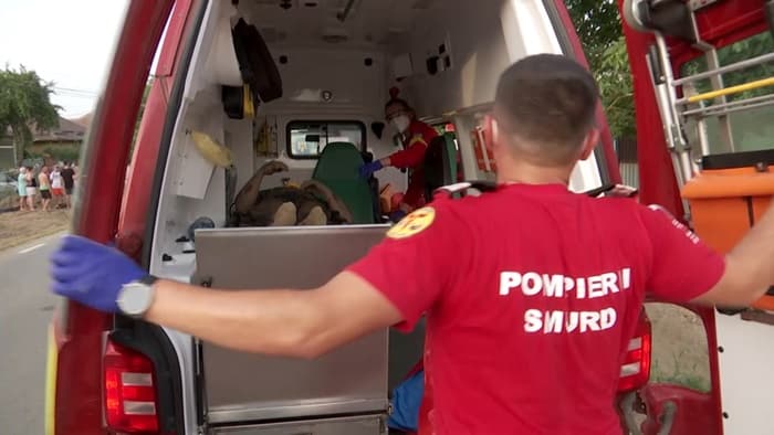 Trei Mașini Avariate, Femeie Transportată de Urgență pe Ambulanță