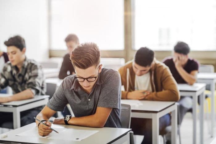 începe Evaluarea Națională cu proba de Limba și Literatura Română!