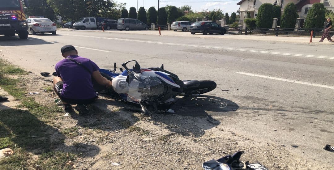 Tânăr motociclist de 17 ani accidentat grav de o mașină în Sânnicolau Mare; Preluat de ambulanță în stare critică. Află detalii despre accident!