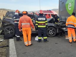  Accident pe centura Lugojului, unde un TIR condus de o șoferiță tânără a fost lovit violent de un autoturism.