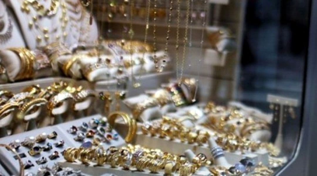 hoțul a plecat cu peste jumătate de kilogram de aur în bijuterii prețioase