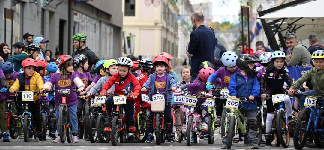  Peste 560 de Cicliști și Sute de Susținători la Startul din Piața Victoriei, Timișoara! FOTO