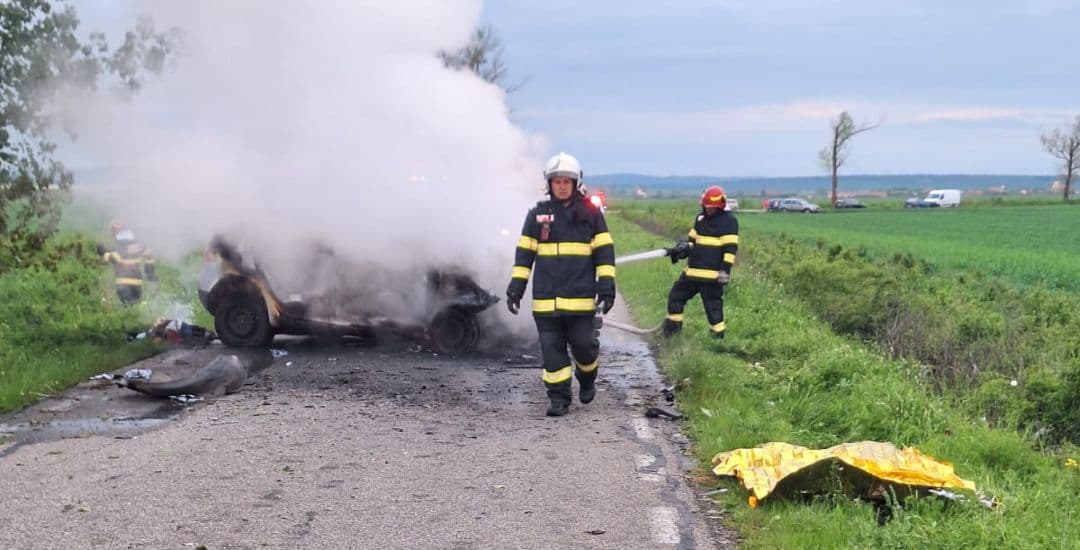  Tânăr decedat într-un accident violent, autoturism incendiat după impact cu copac, șoferul aruncat prin parbriz. VIDEO șocant
