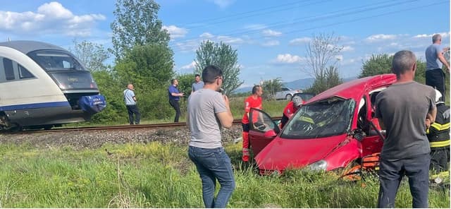  Două Vieți Curmate în Urma Coliziunii dintre Mașină și Tren la Begheiu Mic. Vezi Imagini Șocante!