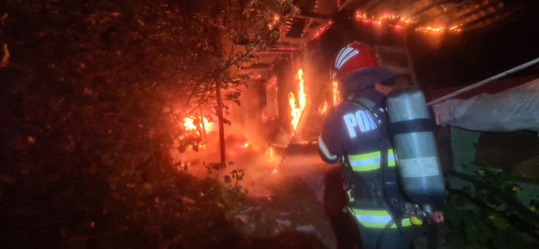  Pompierii Se Luptă Cu Flăcările Timp de Două Ore, Un Bărbat Internat de Urgență