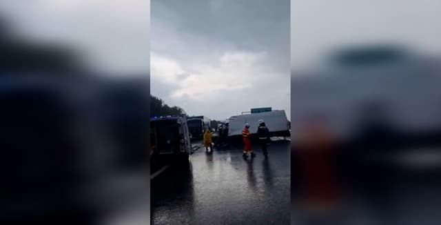  11 Victime în Coliziunea unui Tir și a Două Microbuze pe Autostrada Vestului – Vezi Video!