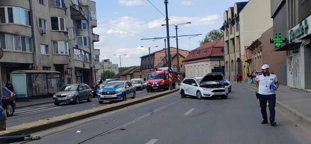 Tânăr șofer de 18 ani, accidentat grav într-un impact la Timișoara. Vezi imagini de la locul accidentului.