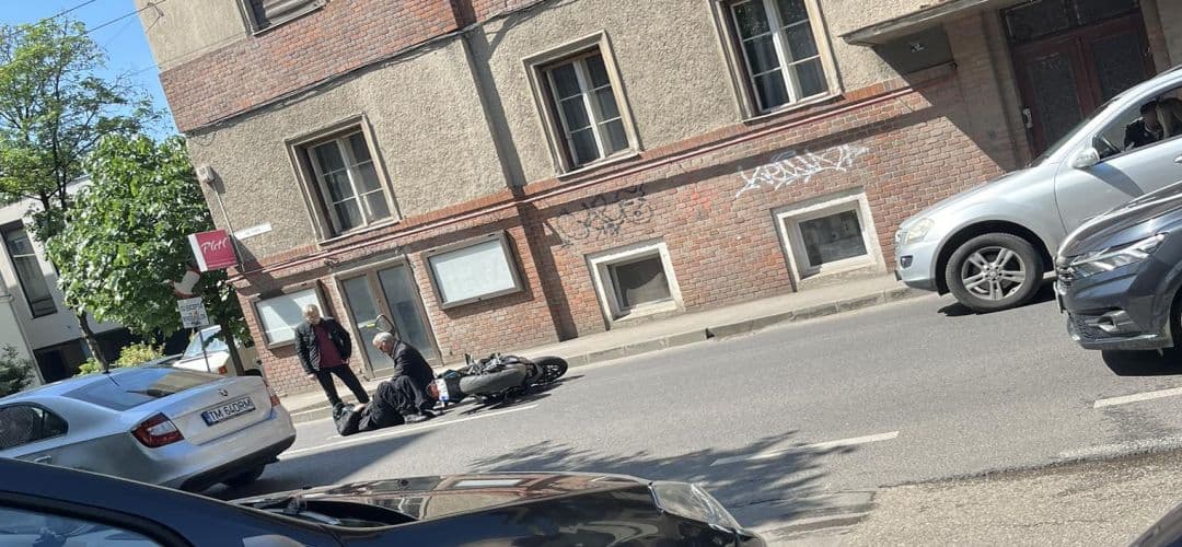 Șofer neatent lovește un tânăr pe motoretă în Timișoara - Află ce greșeală a dus la accidentul de pe strada Paris!