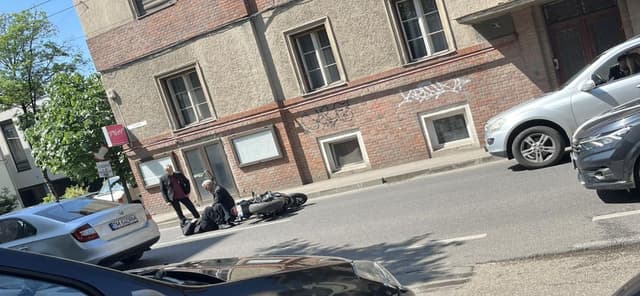 Șofer neatent lovește un tânăr pe motoretă în Timișoara - Află ce greșeală a dus la accidentul de pe strada Paris!