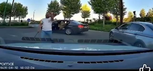 Șofer furios declanșează incident violent cu o bară metalică în trafic, la Timișoara. Conflictul intens a fost surprins pe VIDEO.