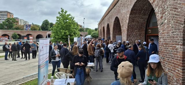 Oameni entuziasmați la prima Bursă a Locurilor de Muncă în aer liber din Timișoara, organizată în Bastionul Theresia. Vezi ofertele de joburi! FOTO