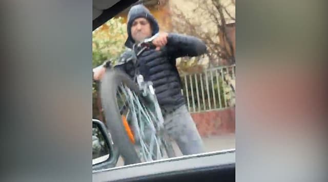  Biciclist Nervos Oprit pentru Vandalism, Reținut de Poliție. VIDEO Șocant!