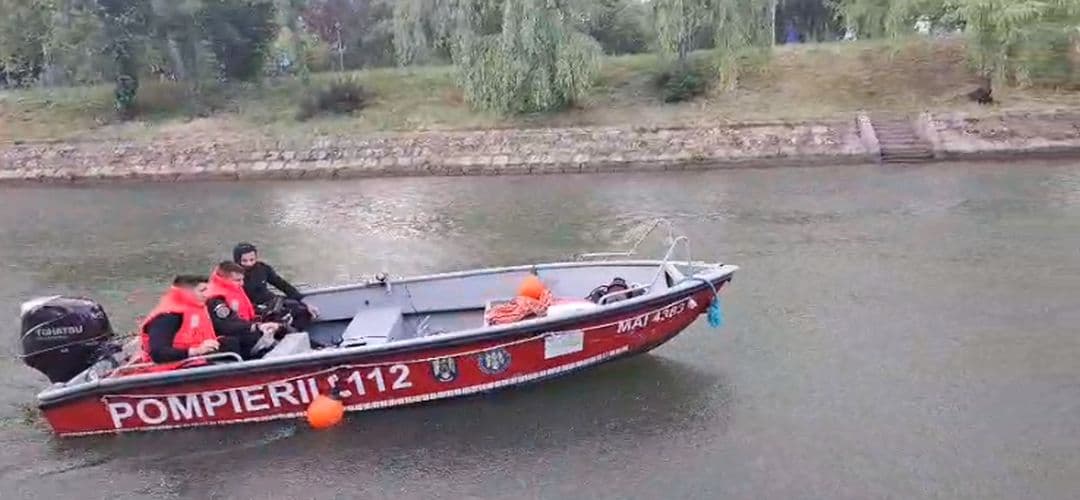  Intervenție promptă a pompierilor și scafandrilor pentru salvarea unui bărbat căzut în apă lângă Podul Îndrăgostiților din Timișoara.