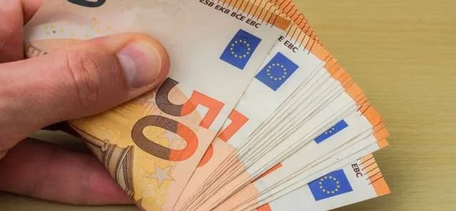 Cursul euro depășește pragul de 5 lei - Dobânzi ROBOR în creștere. Blocat de trafic, site-ul BNR este inaccesibil!