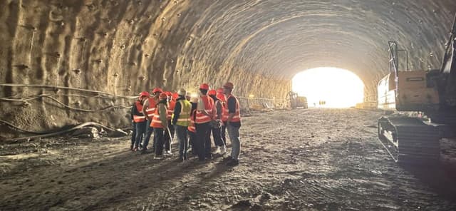  Studenții din Timișoara învață pe Autostrada A1 Margina-Holdea. Vezi imagini exclusive! FOTO