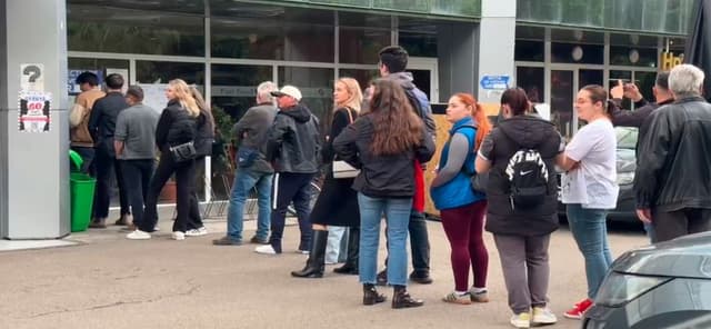  Cozi de Vot în Complexul Studențesc Timișoara - Tinerii Determinați Să-și Aleagă Președintele în Alegerile Prezidențiale 2025