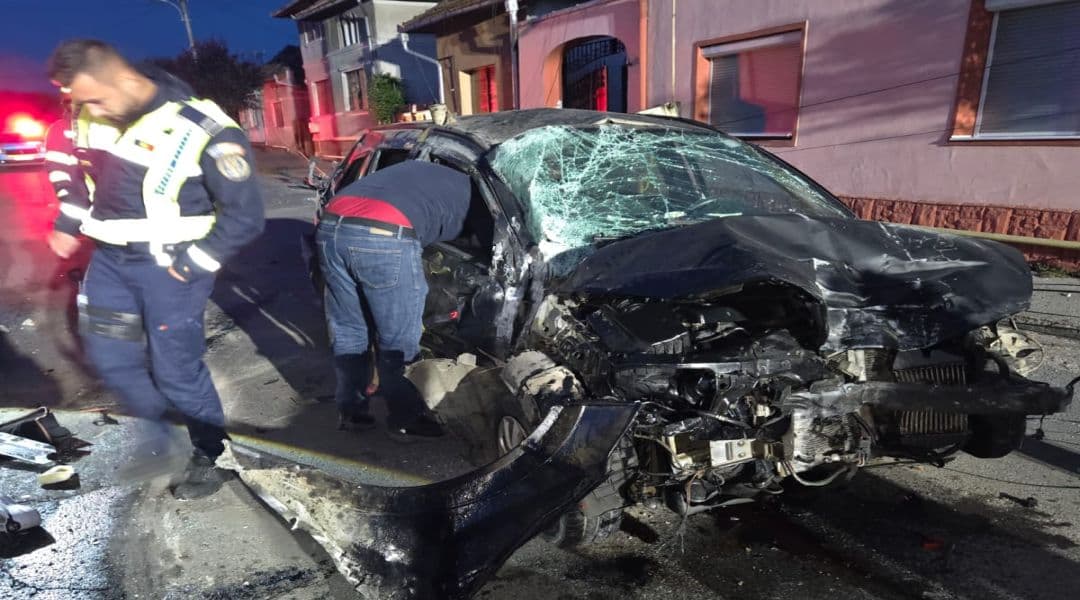  4 tineri răniți, șoferul de 19 ani a pierdut controlul direcției. FOTO în Orăștie