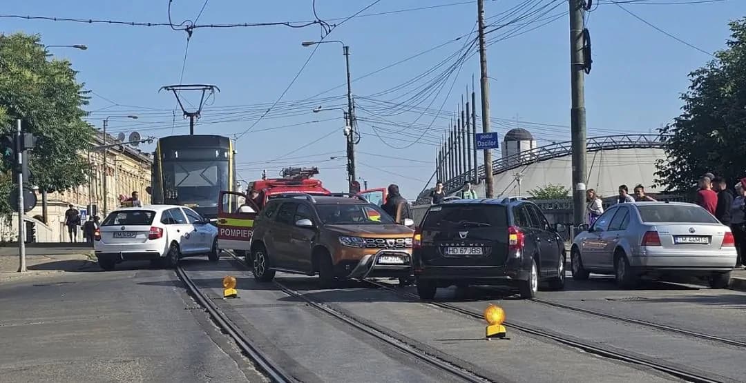 Șofer de 62 de ani rănit după ce a intrat pe contrasens în intersecția aglomerată din Timișoara. Detalii și imagini de la fața locului.