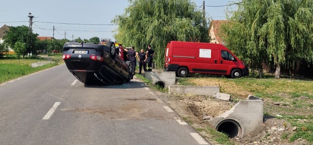 Șoferiță rănită grav după ce s-a răsturnat cu mașina lângă Timișoara. Accident pe drumul Chevereșu Mare - Tormac. FOTO șocante!