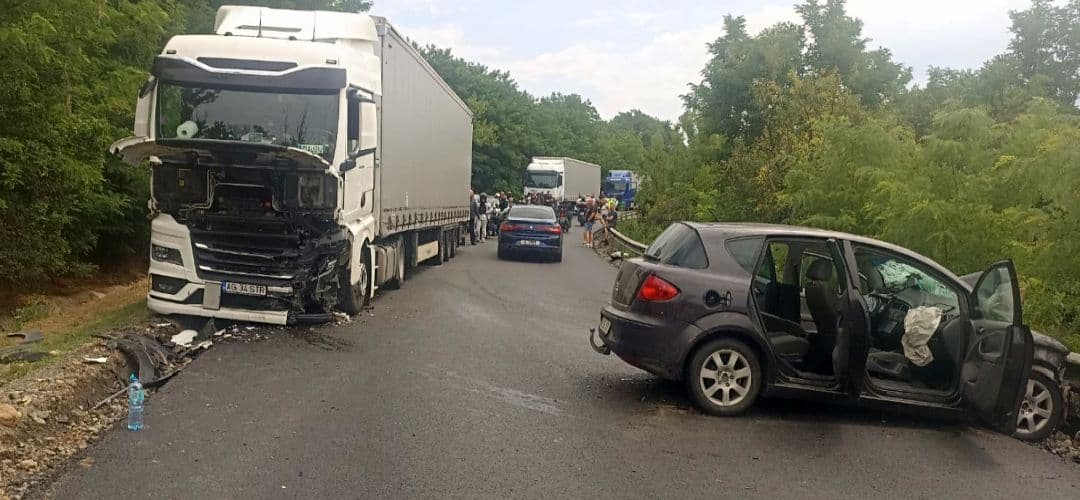 mașină și camion colizionate, traficul perturbat complet!