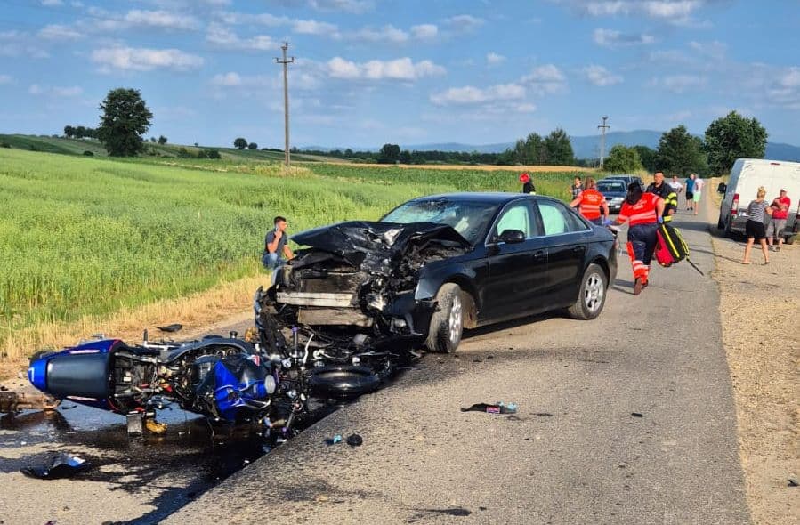 Tânăr motociclist decedat într-o tragedie rutieră în Timiș, lovit violent de un autoturism. Imagini de la fața locului.