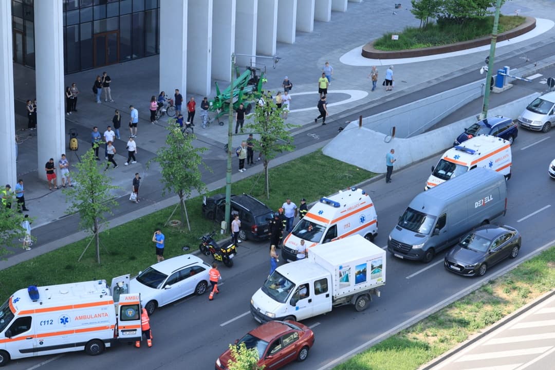 Coliziune între 3 mașini pe Bulevardul Take Ionescu din Timișoara, cauzată de un tânăr șofer. Detalii și imagini ale accidentului!