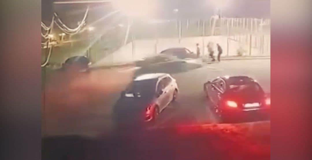  Șofer filmat intrând cu mașina într-un grup de tineri. Video înfricoșător!