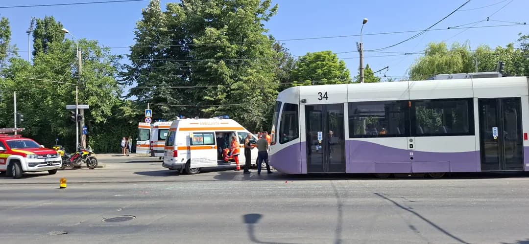 Impact Violent Între Mașină și Tramvai, Mai Mulți Răniți