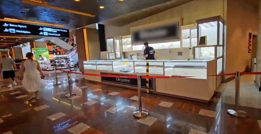 Atacă cu cuțitul în mall și fură mai multe lănțișoare!