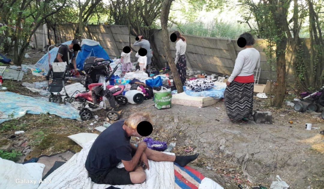 Cu un copil de 2 ani, locuiau în corturi lângă Timișoara. Persoane fără adăpost evacuate de poliție. FOTO impresionant.