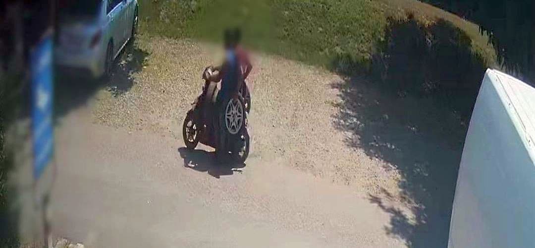 Cum au reușit doi tineri să înghesuie 4 anvelope furate pe un scuter? Poliția i-a prins lângă Timișoara!