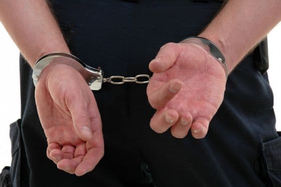 Tânăr din Timiș, arestat după ce a condus fără permis o mașină cu numere false și a fost prins de polițiști