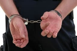  Bărbat Recalcitrant Încătușat pe Strada Revoluției după Un Scandal în Apartament