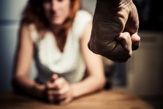 Bărbat de 36 de ani reținut la Timișoara pentru ignorarea ordinului de protecție și amenințări grave la adresa fostei soții și a familiei.