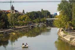  Emoție și Tehnologie în Curse de Bărci la Timișoara