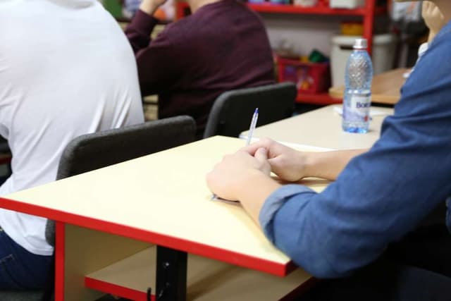  Teste Multidisciplinare și Portofolii Educaționale în Loc de Examen Tradițional.