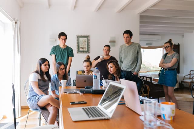  Tinerii susțin educația românească pe plan global: Programul Ambasadorilor Studenți StudyInRomania și-a deschis înscrierile!