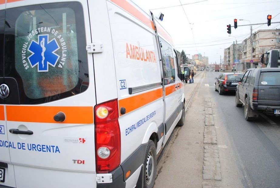 O femeie rănită după o coliziune în lanț provocată de neatenția unui șofer de 54 de ani