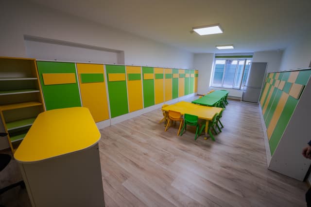  Competiție strânsă: 10 firme și 2 asocieri licitează pentru contractul de 1 milion de euro pentru mobilarea grădinițelor din Timișoara