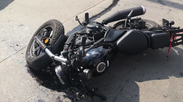  Motocicleta lovită de un autoturism - Dosar penal deschis.