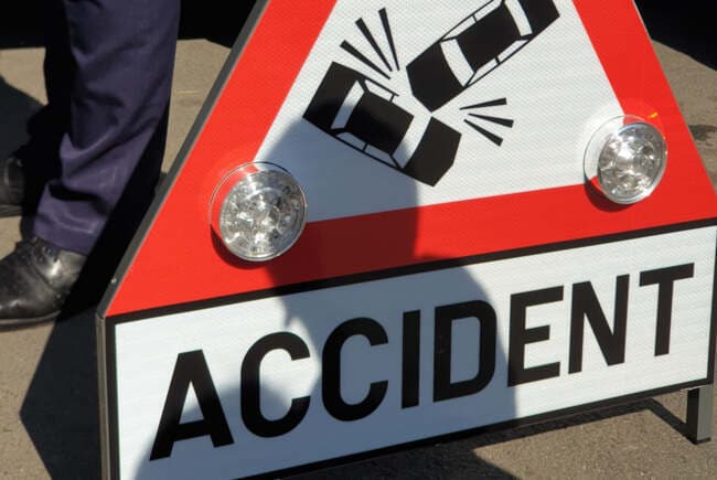 Șoferiță de 23 de ani, rănită după ce a intrat în autoturismul din față între Moșnița și Albina.