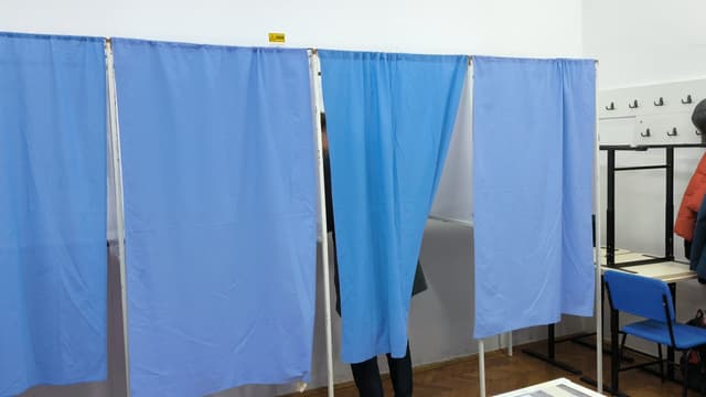 Liniște tulburată doar de un tânăr sancționat pentru fotografiatul votului și alte trei sesizări minore