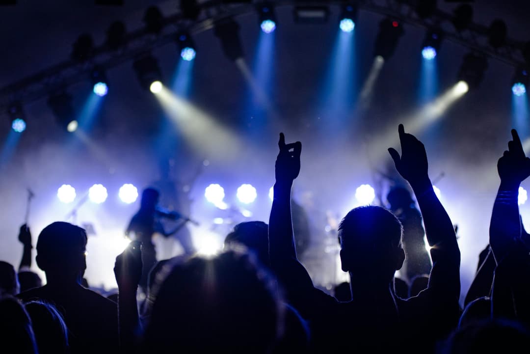Cum să Te Bucuri în Siguranță de Festivalurile de Vară, un Ghid pentru Tinerii Pasionați de Concerte