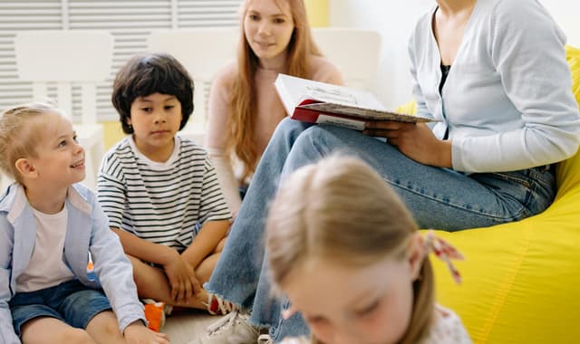  Zi Liberă pentru Elevi și Profesori de Ziua Națională a Învățătorului, Conform Contractului Colectiv de Muncă.