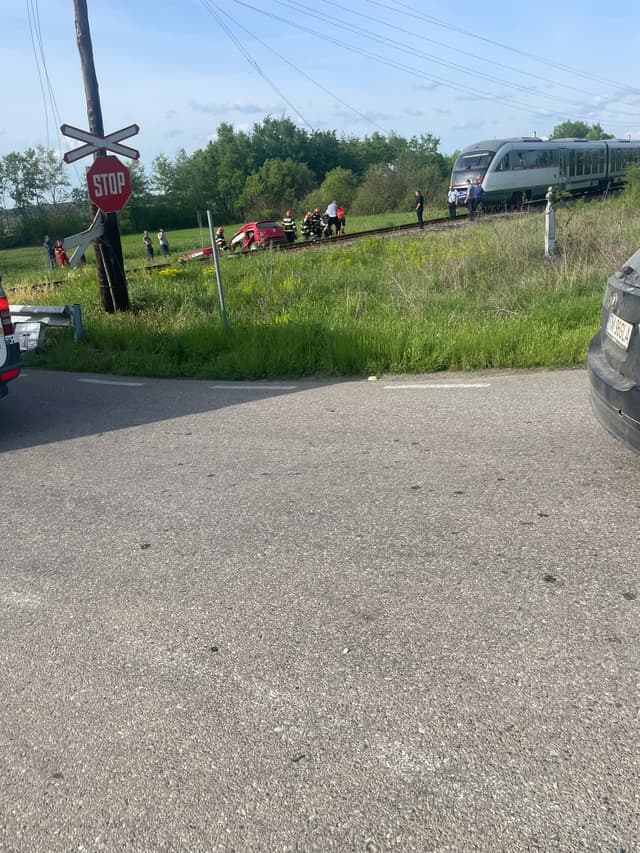  Două Vieți Pierdute în Coliziunea Dintre Tren și Mașină, Intervenție de Urgență a Pompierilor pe DJ 609B